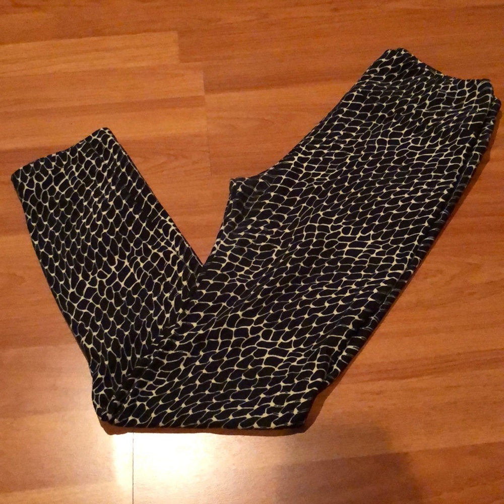 LuLaRoe black scale print leggings